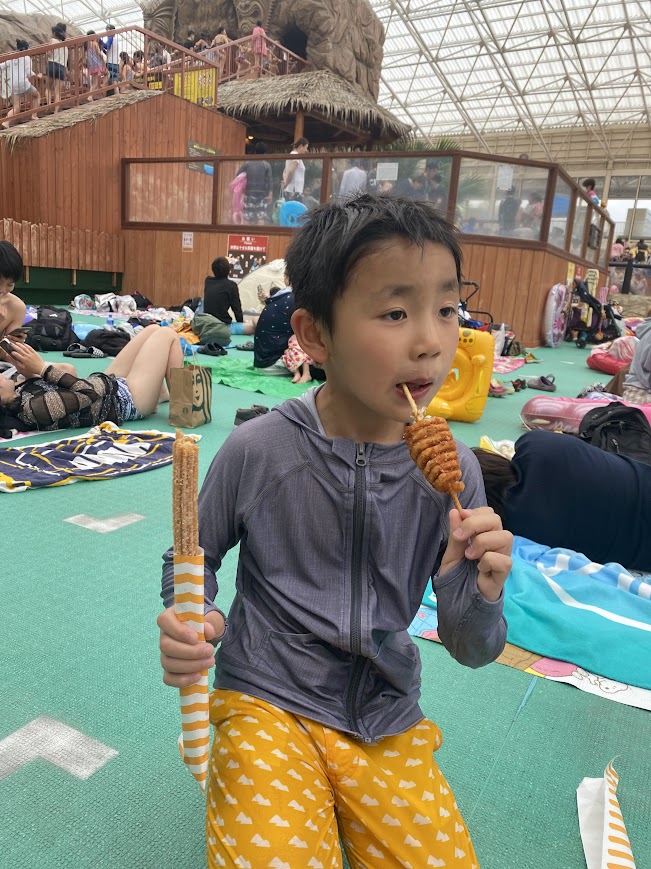 サマーランドでチュロスを食べる子ども
